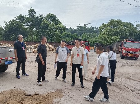 图为代表检查企业安全工作