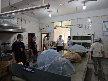 图为代表检查学校食品安全工作